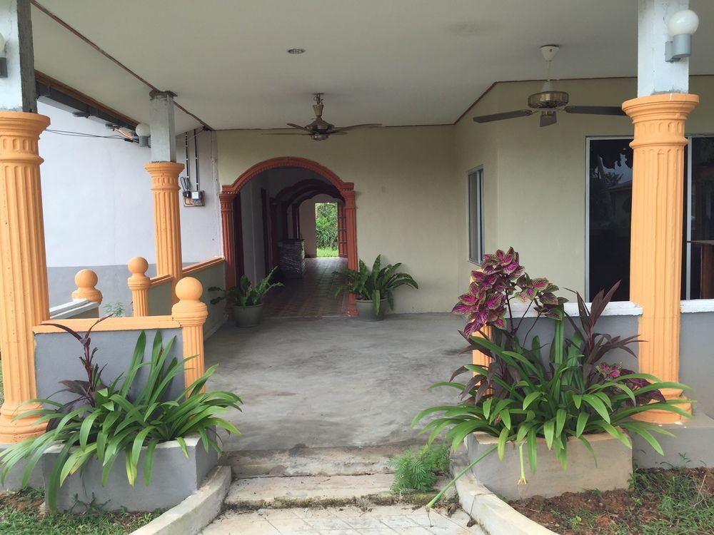 Bohok Guesthouse パンタイ・サナング エクステリア 写真